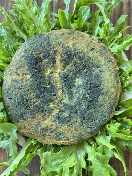 frittata di ortiche su letto di insalata