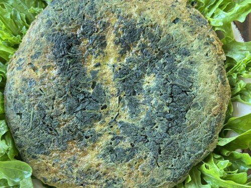 frittata di ortiche su letto di insalata