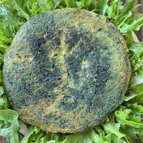 frittata di ortiche su letto di insalata