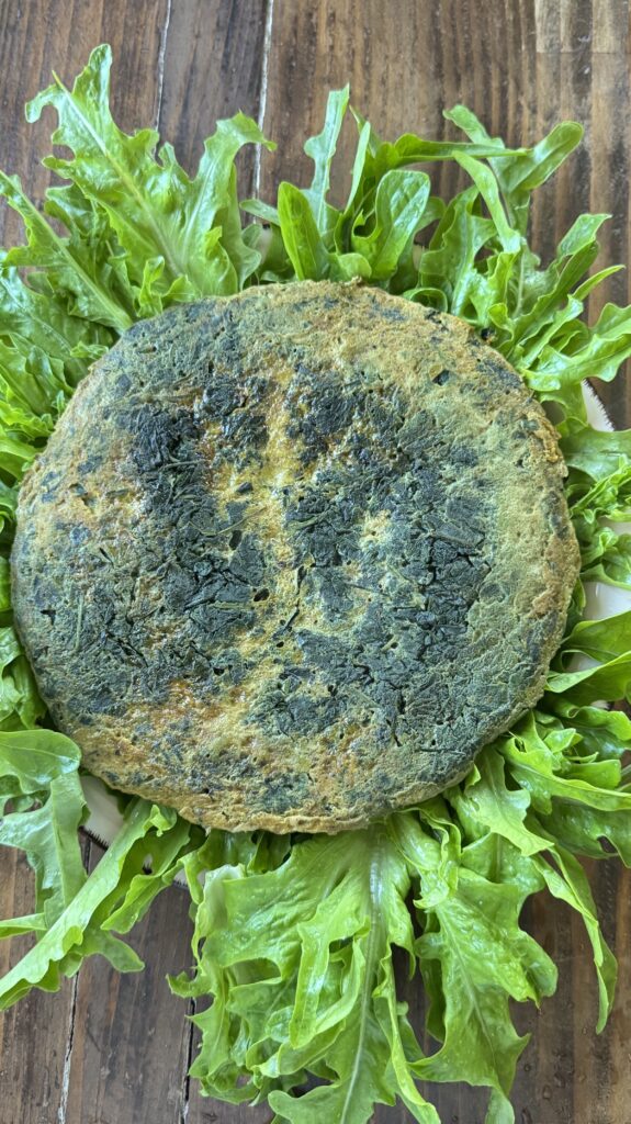frittata di ortiche su letto di insalata