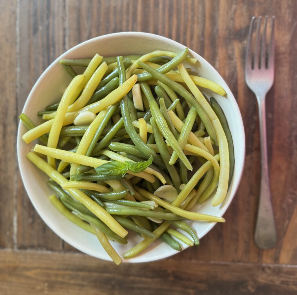 fagiolini nel piatto conditi con olio aglio e basilico