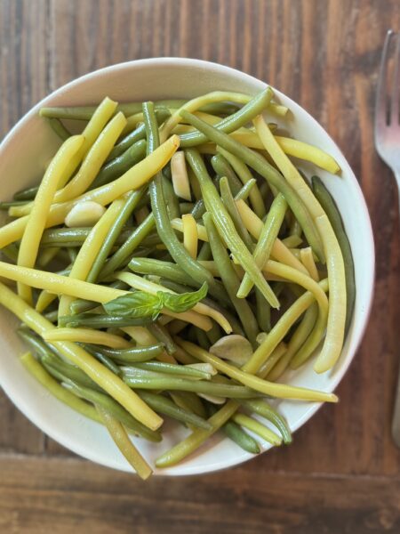 fagiolini nel piatto conditi con olio aglio e basilico