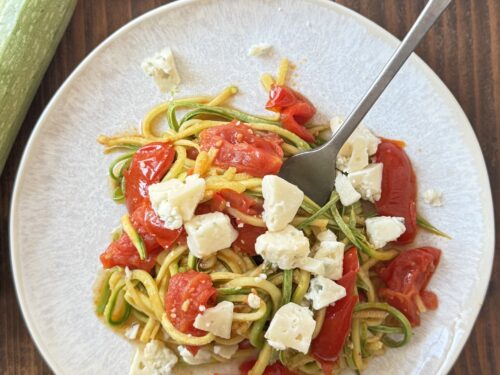 spaghetti di zucchine con blu di capra e pomodorini