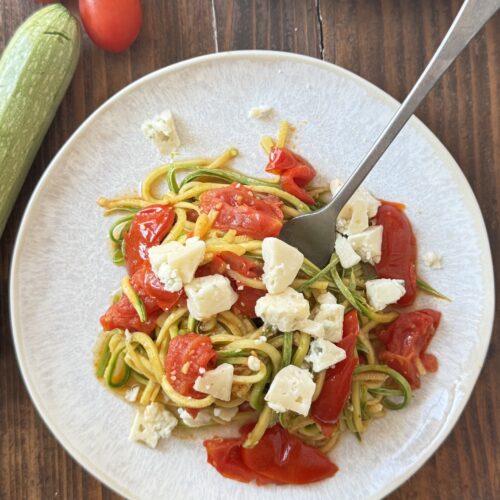 spaghetti di zucchine con blu di capra e pomodorini