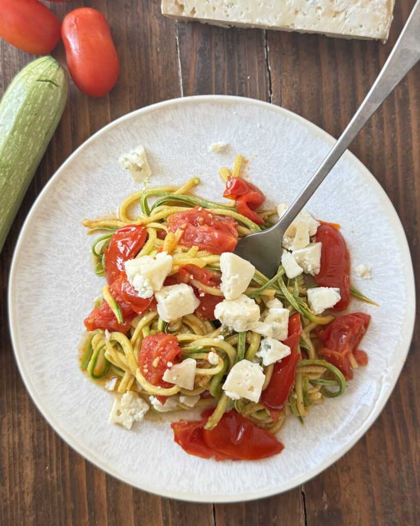 spaghetti di zucchine con blu di capra e pomodorini