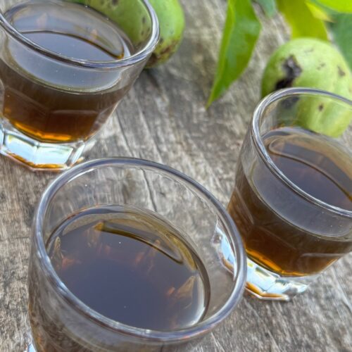 tre bicchieri con dentro il nocino