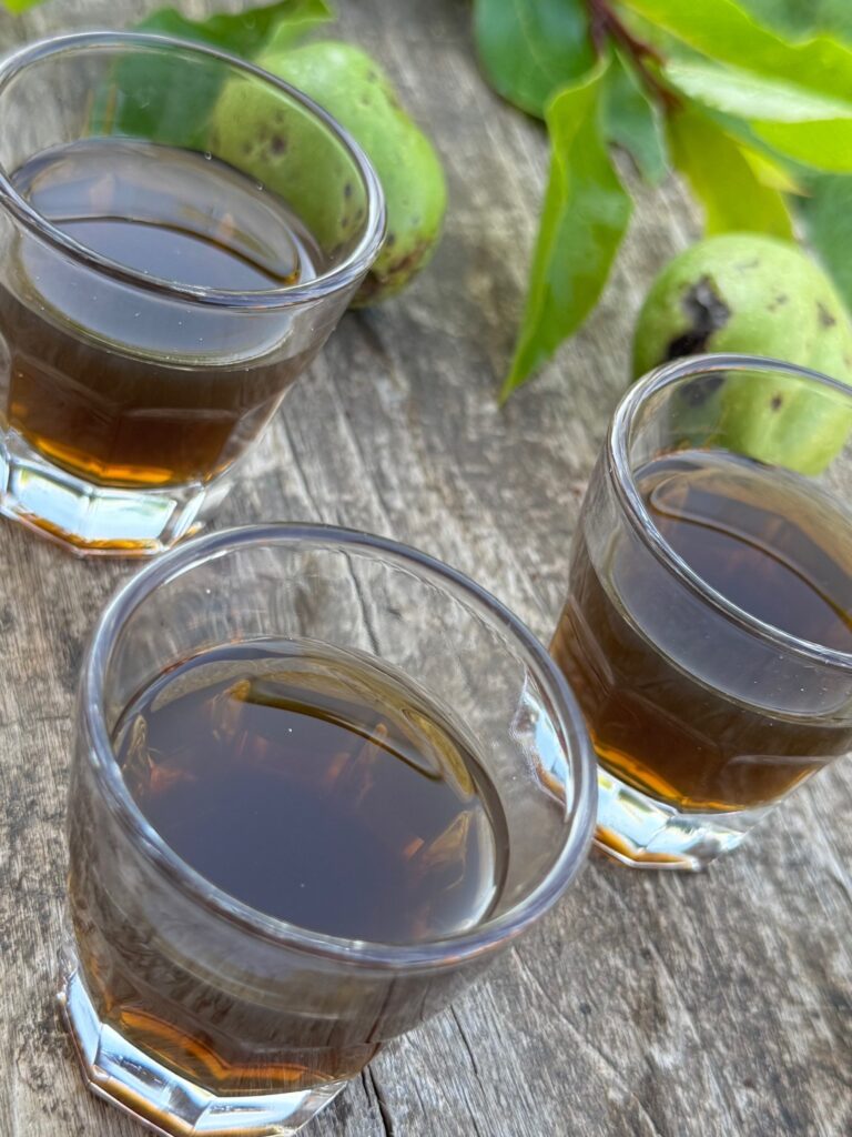 tre bicchieri con dentro il nocino
