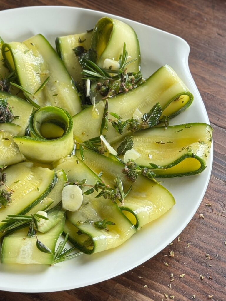 zucchine marinate nel piatto