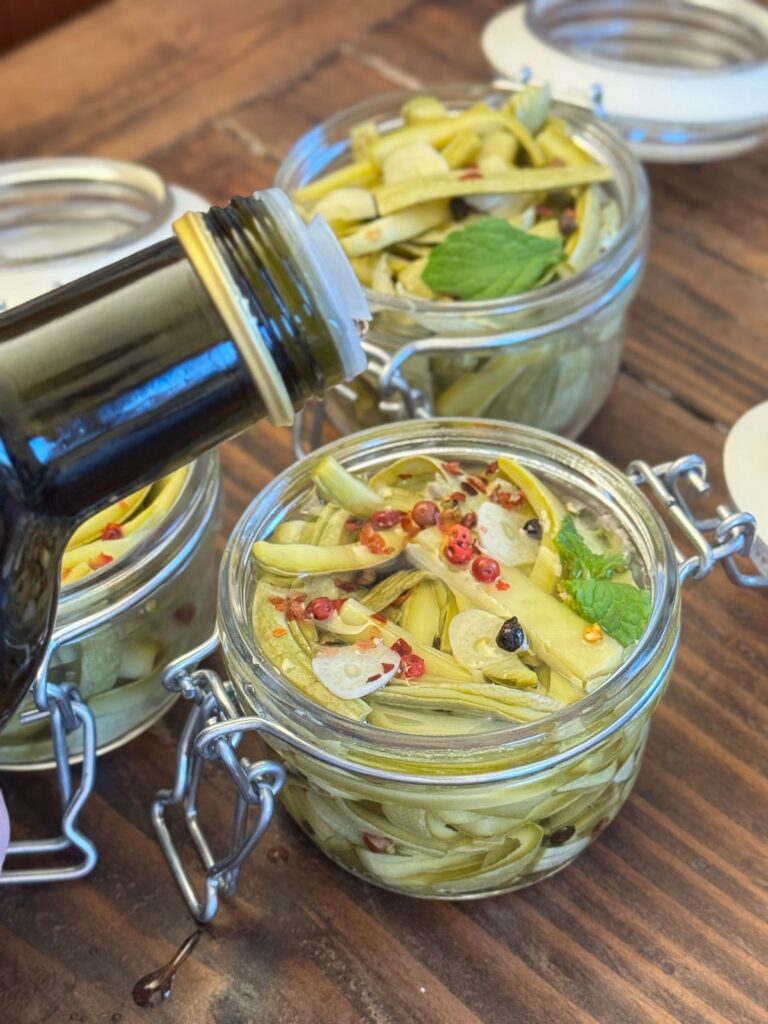 zucchine menta pepe in grani peperoncino aglio e olio in barattolo