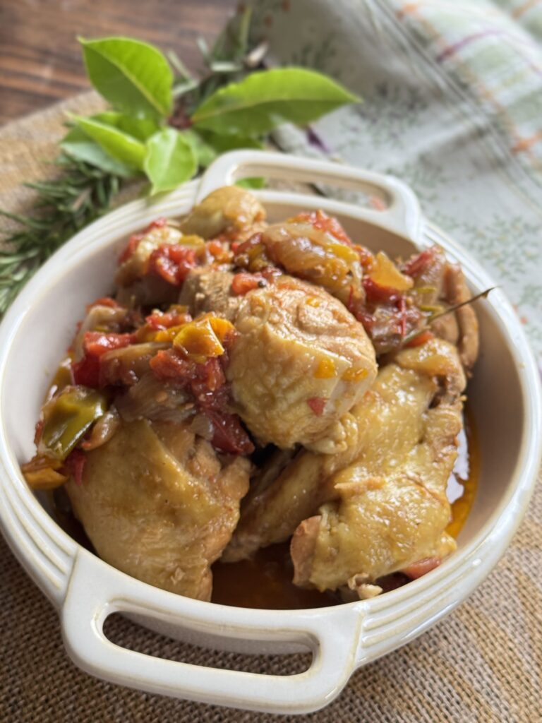 pollo alla contadina con pomodori peperoni nel tegame