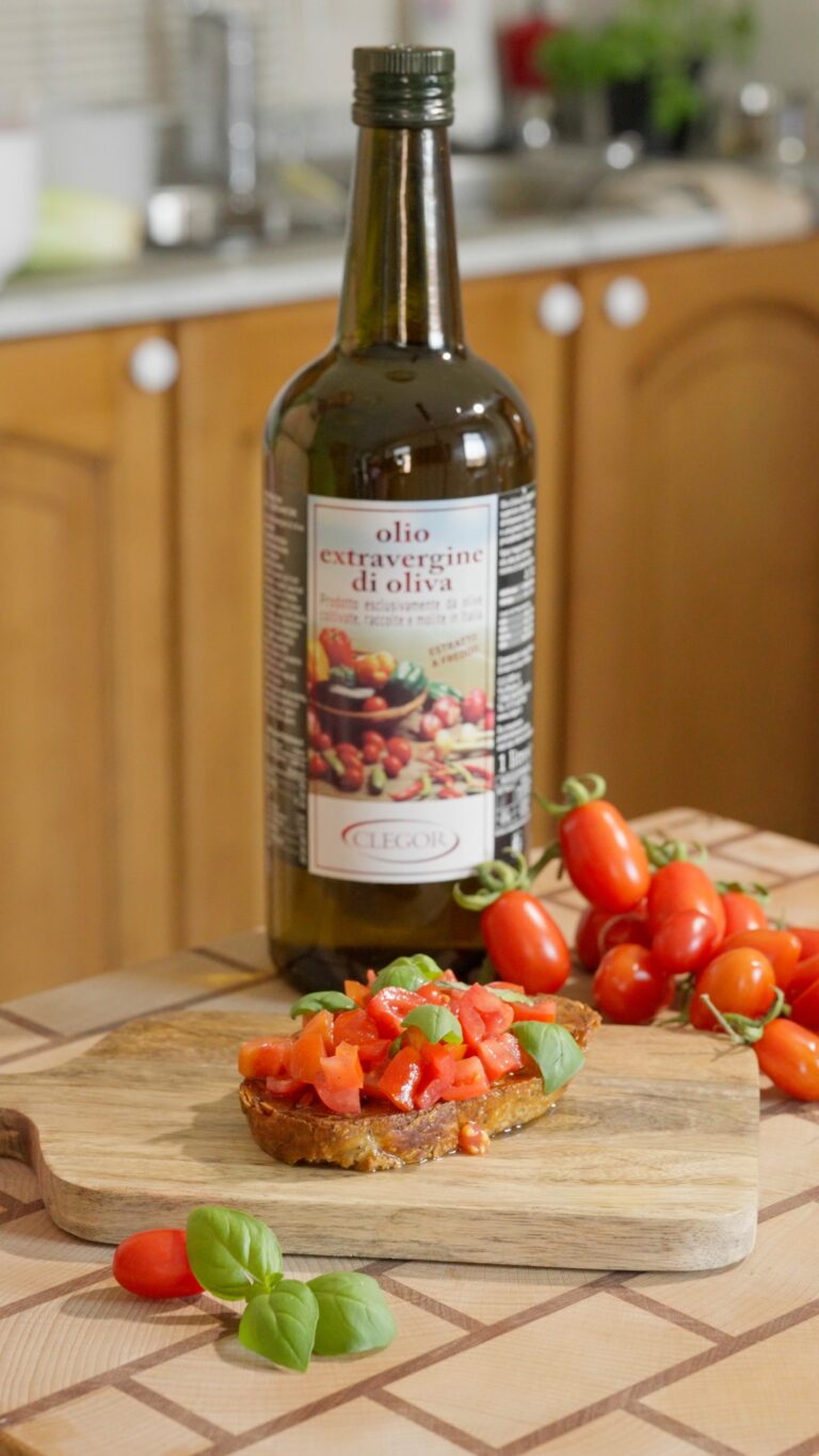 bruschetta al pomodoro con olio extra vergine di oliva clegor su un tagliere di legno