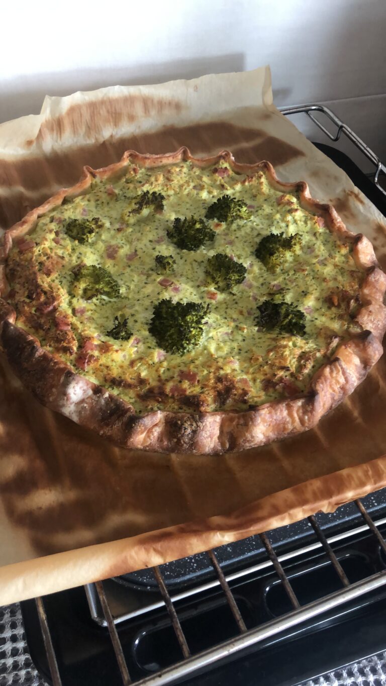 Torta salata con broccoli, ricotta e formaggio