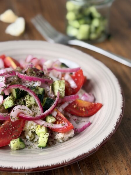 Panzanella con pane raffermo, pomodori, cetriolo e cipolla rossa
