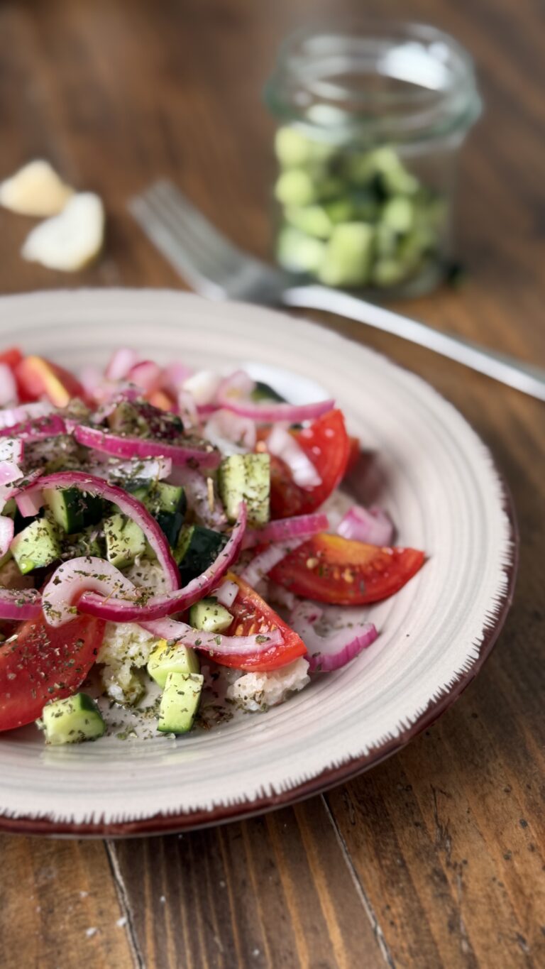Panzanella con pane raffermo, pomodori, cetriolo e cipolla rossa