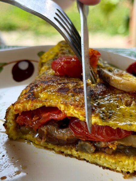 omelette con melanzane e pomodorini