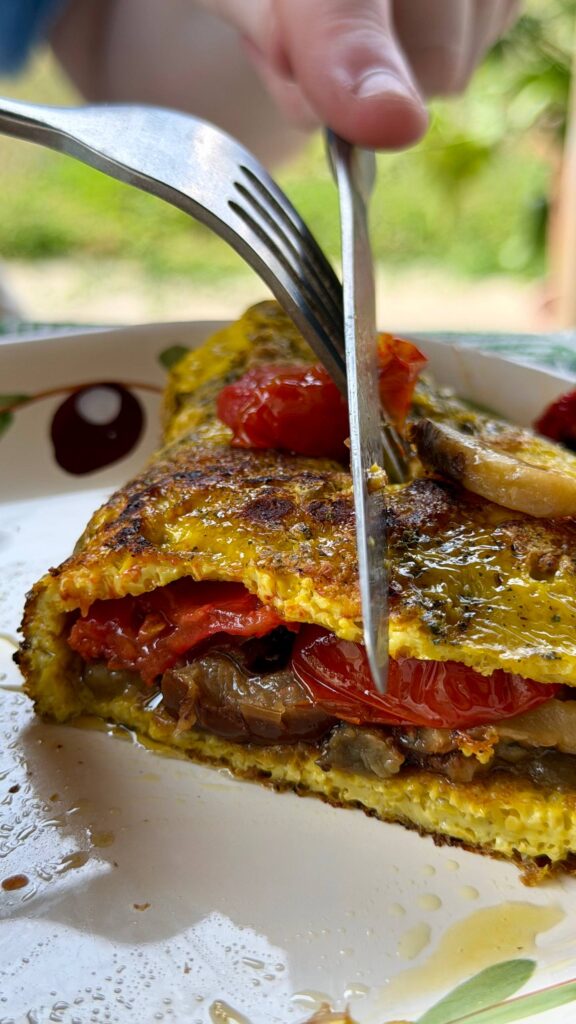 omelette con melanzane e pomodorini