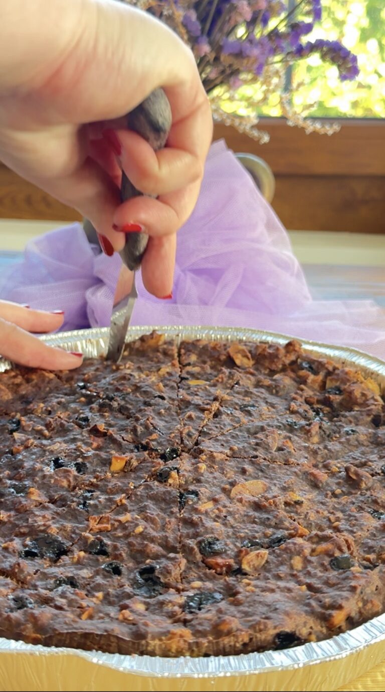 Torta di pane raffermo al cacao con frutta secca e gocce di cioccolato