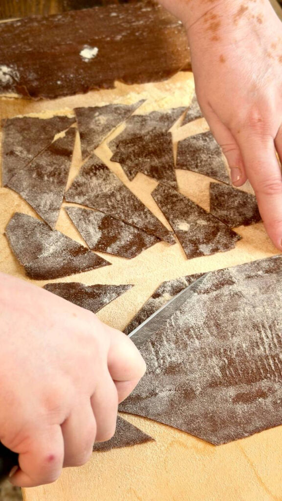 maltagliati al caco che vengono tagliati