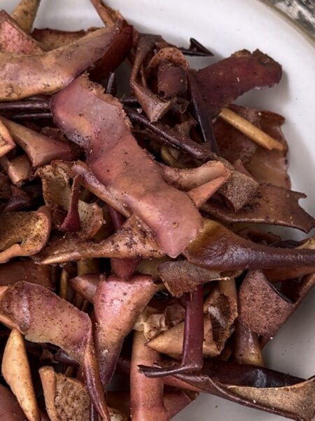 Chips di bucce di mela al forno con zucchero di canna