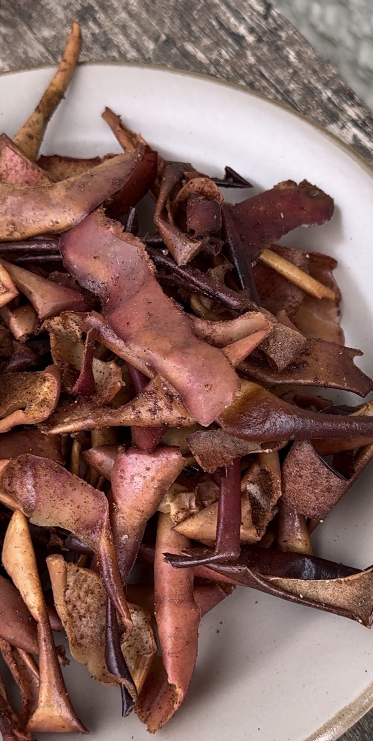 Chips di bucce di mela al forno con zucchero di canna