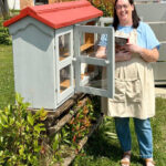 monica vicino alla casetta dei libri fuori dalla cascina