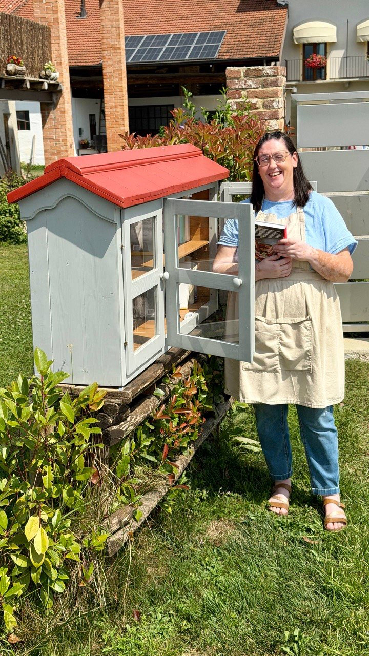 monica vicino alla casetta dei libri fuori dalla cascina