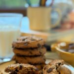 Cookies da merenda con cioccolato appena preparati nella cucina di Cascina Madama Rous