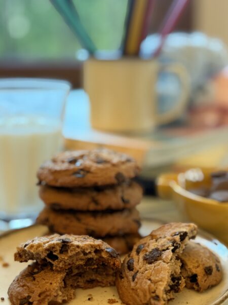 Cookies da merenda con cioccolato appena preparati nella cucina di Cascina Madama Rous