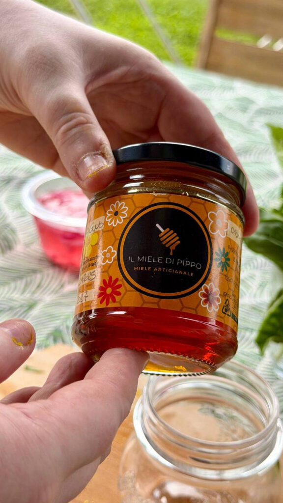 un barattolo di miele artigianale