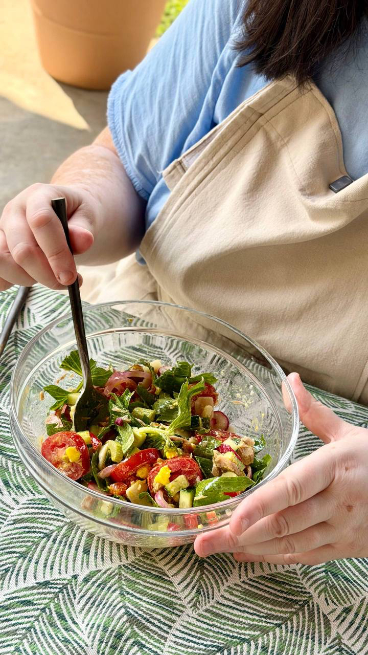 monica con una ciotola di insalata svuota frigo