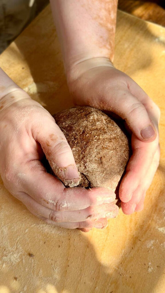 mani che reggono un panetto al cacao di pasta
