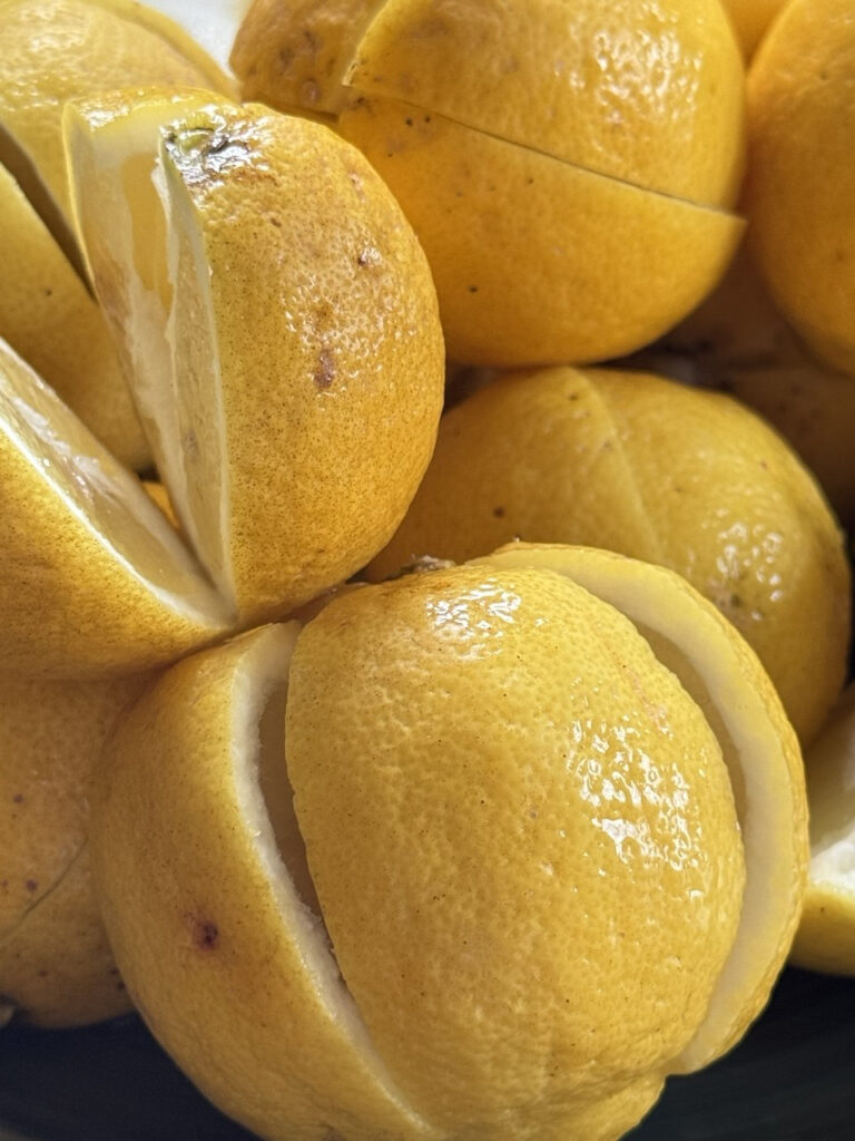 dettaglio di limoni tagliati