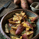 Batate rosse al forno con rosmarino, paprika dolce e pangrattato, tagliate a spicchi.