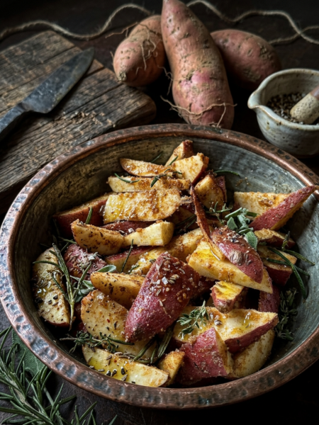 Batate rosse al forno con rosmarino, paprika dolce e pangrattato, tagliate a spicchi.