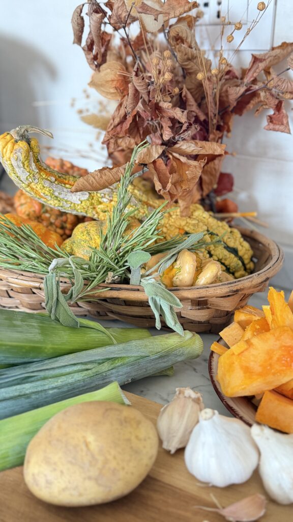 Ingredienti della Panada con pane raffermo: pane casereccio, zucca, funghi, patate, Parmigiano Reggiano, salvia e rosmarino.