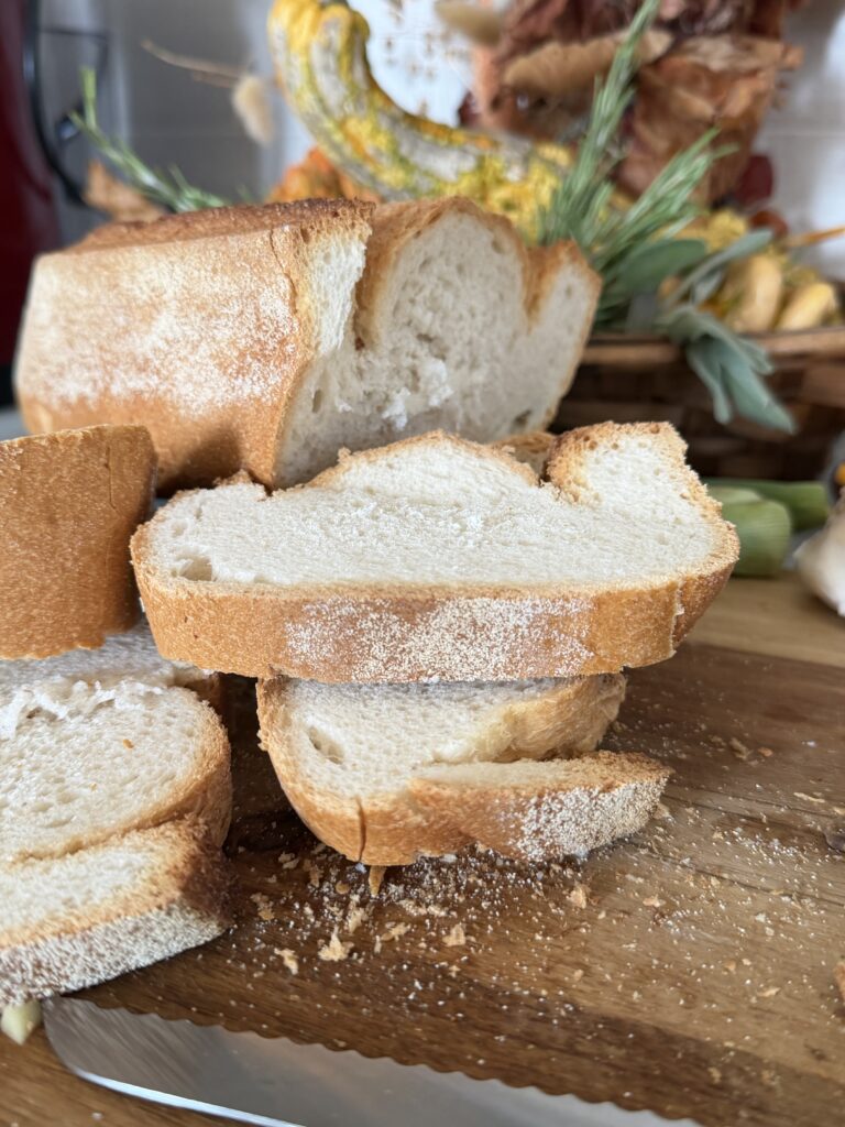 Pane raffermo casereccio tagliato, ingrediente principale della Panada con pane raffermo.