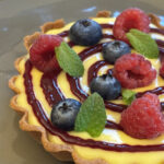 tartelletta con lemon curd e frutti di bosco su un piatto