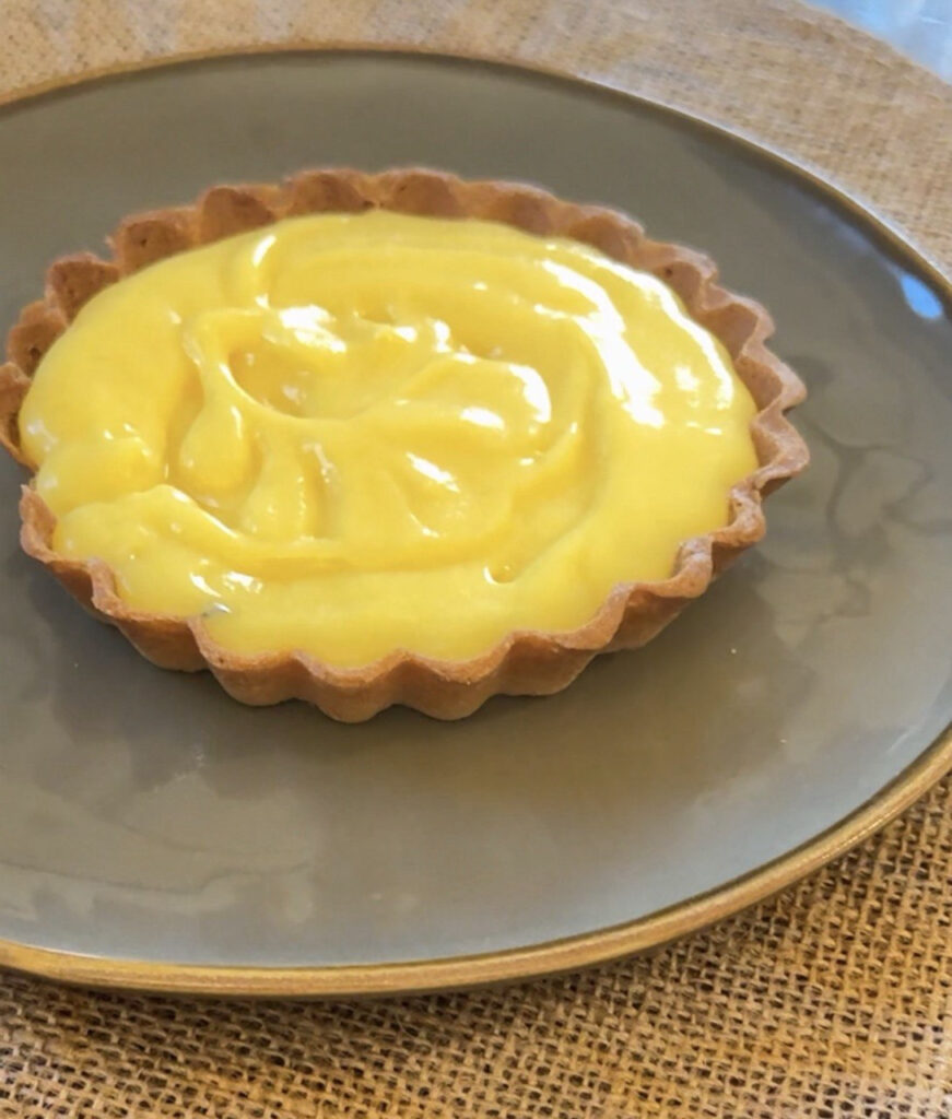 tartelletta con lemon curd su un piatto