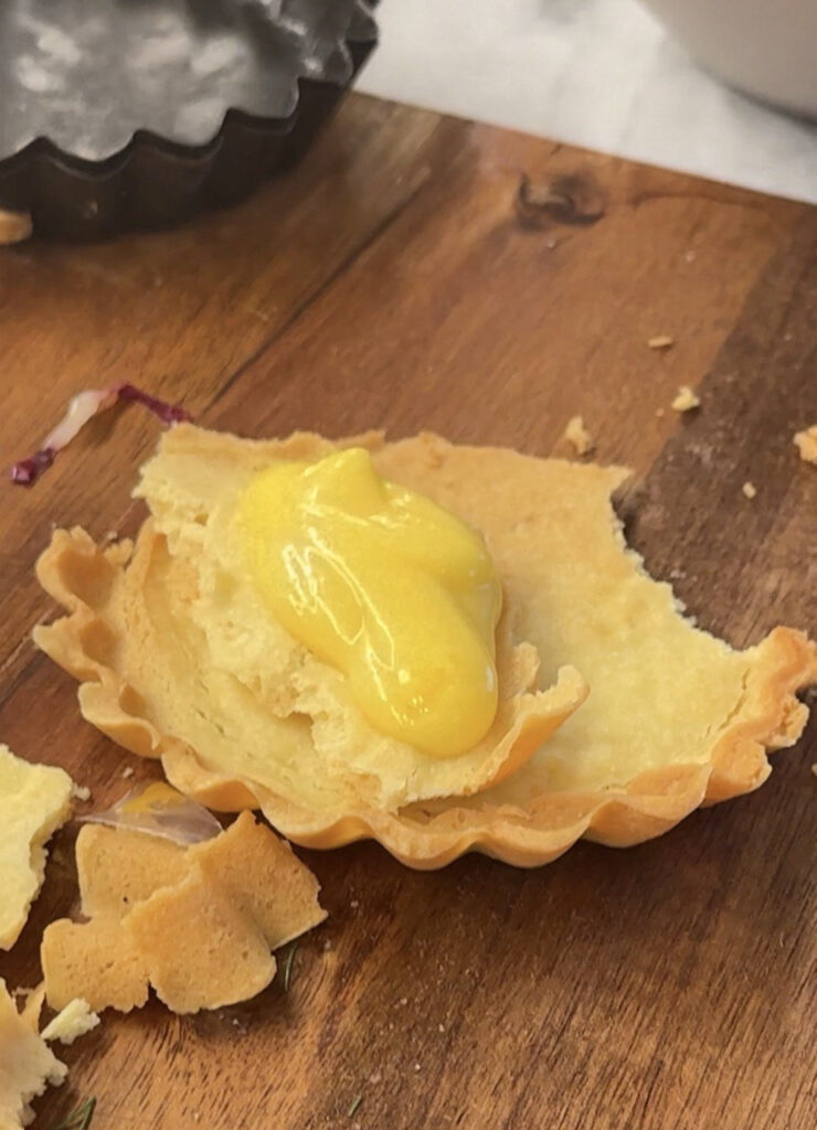 pasta frolla con lemon curd su un tagliere di legno